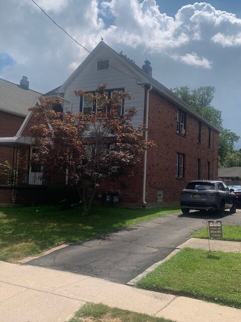 596 Englewood Ave, Unit upper flat