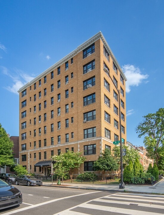 1830 R Apartments in Washington, DC - Building Photo