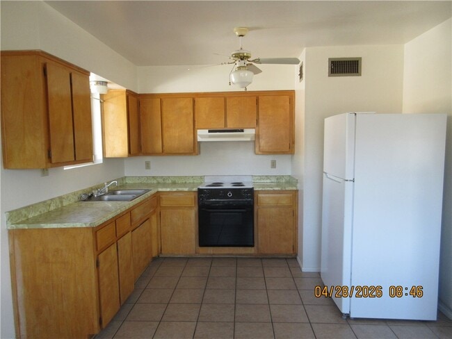 2011 Wickieup Ave in Kingman, AZ - Building Photo - Building Photo