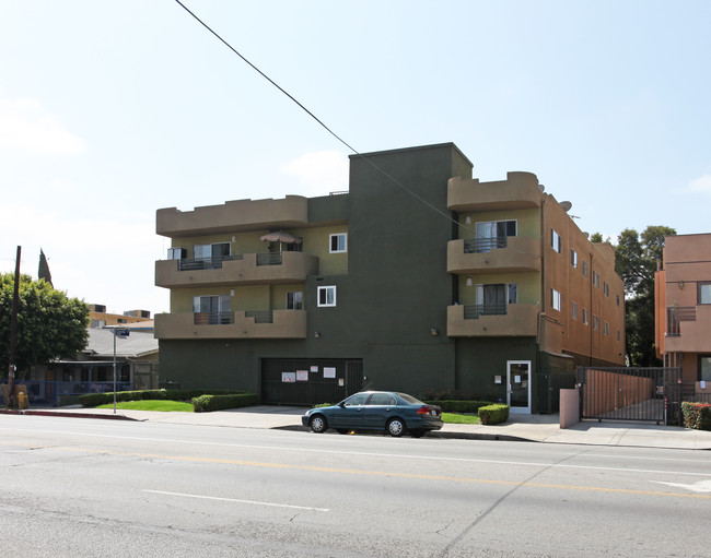 Vanowen Manor Apartments in Van Nuys, CA - Foto de edificio - Building Photo