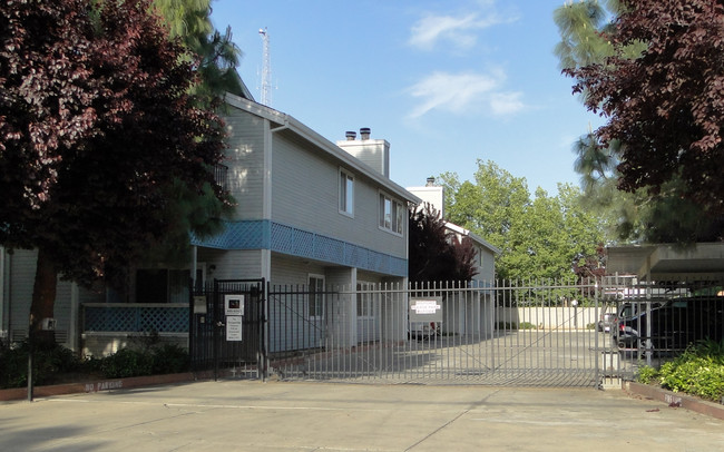 3301 Redding Ave in Sacramento, CA - Foto de edificio - Building Photo