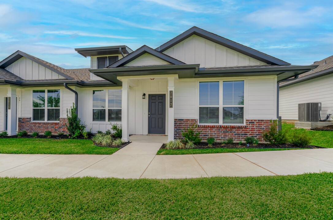 2011 Vintage Farms Wy in Brenham, TX - Building Photo