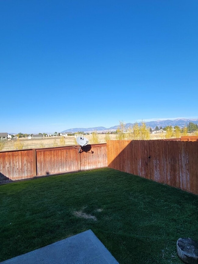 property at 975 N River Rock Dr