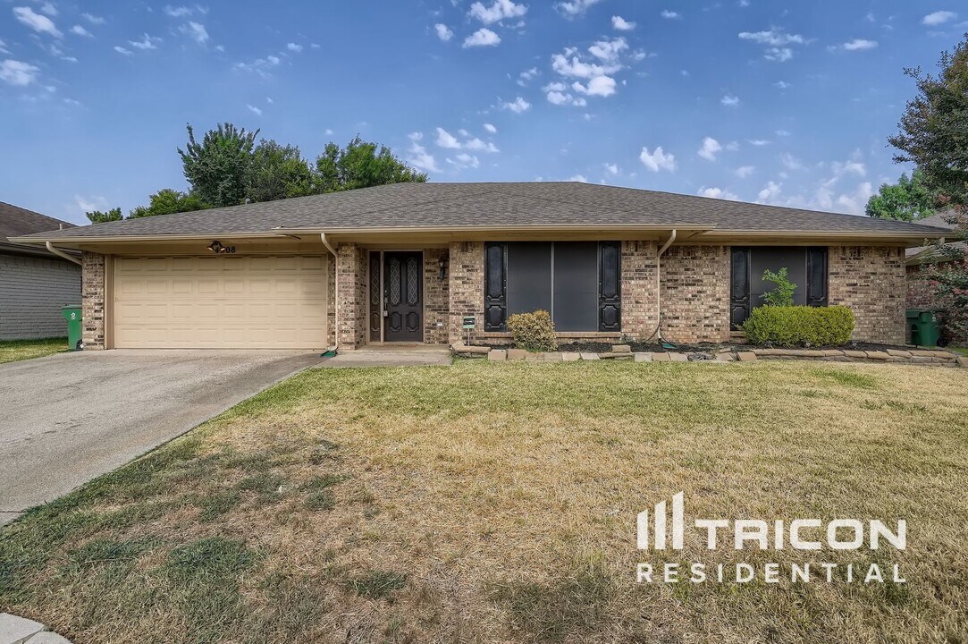 4908 Spring Creek Rd in Arlington, TX - Building Photo