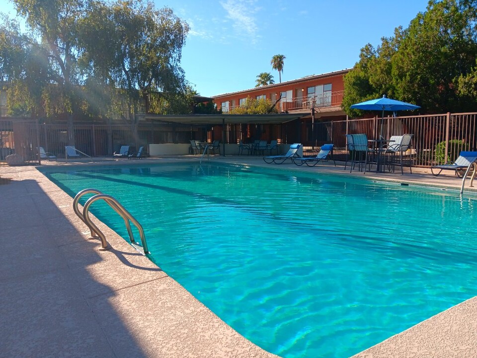 Country Club Apartments in Tucson, AZ - Building Photo