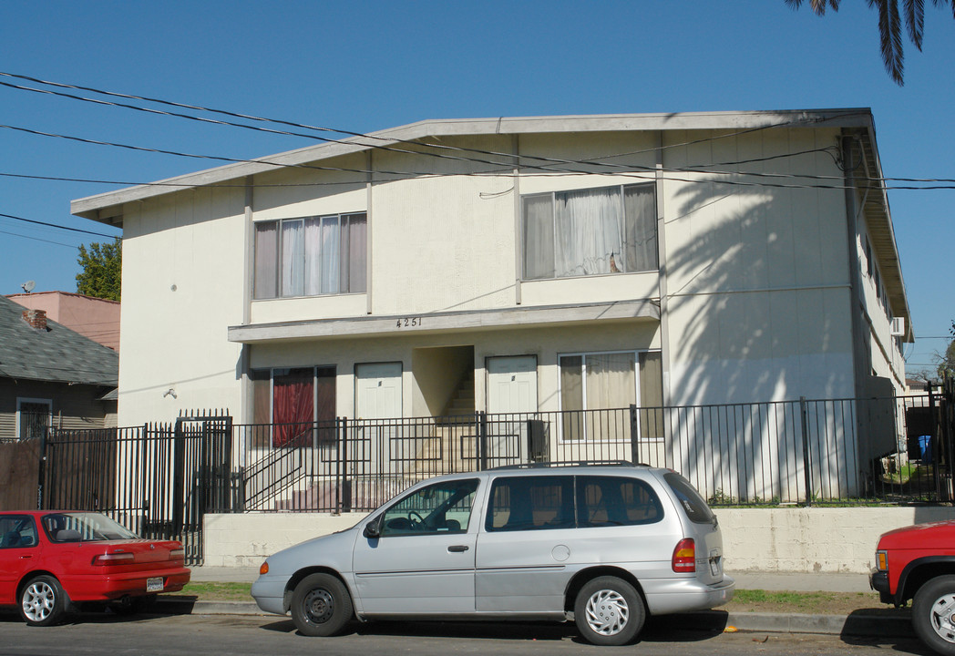 4251 Burns Ave in Los Angeles, CA - Foto de edificio