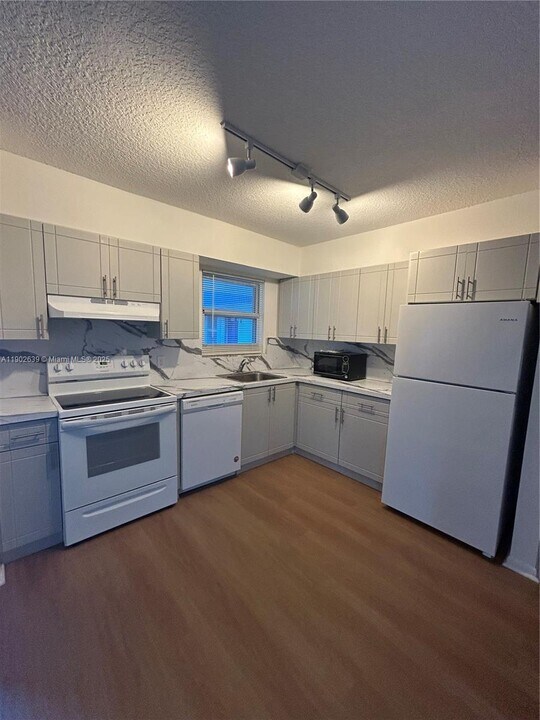 305 Lewis Ln in Dania Beach, FL - Building Photo