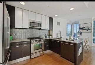 2 2nd St in Jersey City, NJ - Building Photo - Building Photo