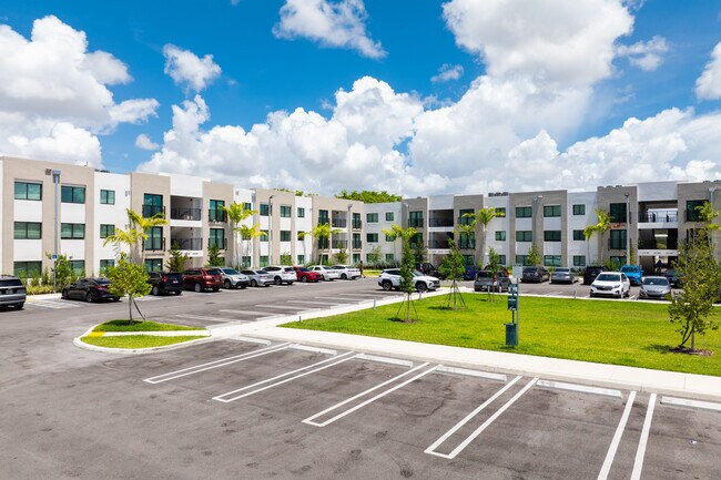 Palm Gardens in Miami, FL - Foto de edificio - Building Photo