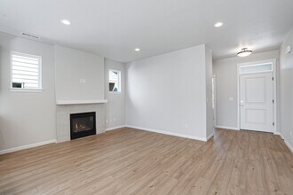 203 SE Acacia Dr in Gresham, OR - Building Photo - Building Photo