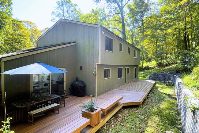 48 E Starrs Plain Rd in Danbury, CT - Building Photo - Building Photo