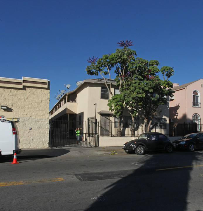 1111 N Edgemont St in Los Angeles, CA - Building Photo