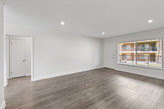 DIPLOMAT PARK APARTMENTS in Valley Village, CA - Foto de edificio - Interior Photo