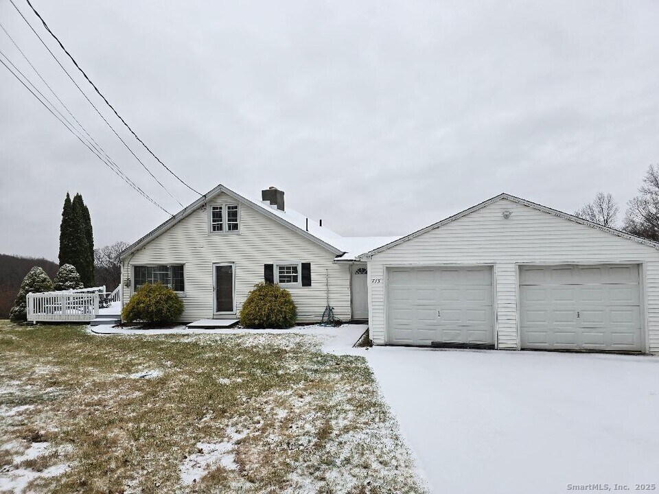 713 Bucks Hl Rd in Waterbury, CT - Building Photo