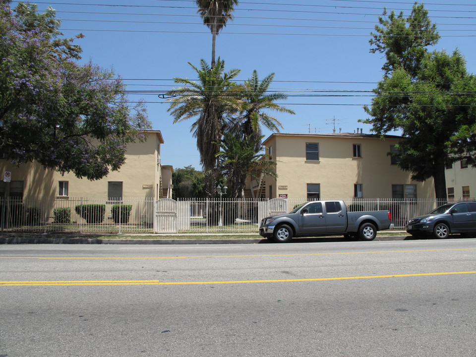 17025 Vanowen St in Van Nuys, CA - Building Photo