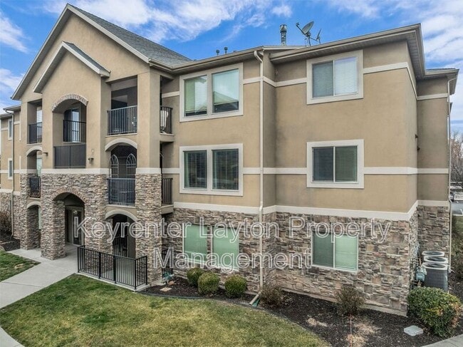 property at 905 S Main St