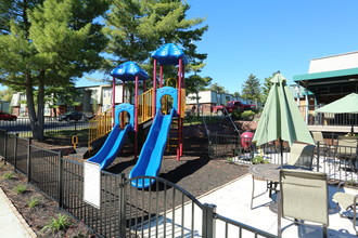 The Lodge at River Village in Lancaster, OH - Foto de edificio - Building Photo