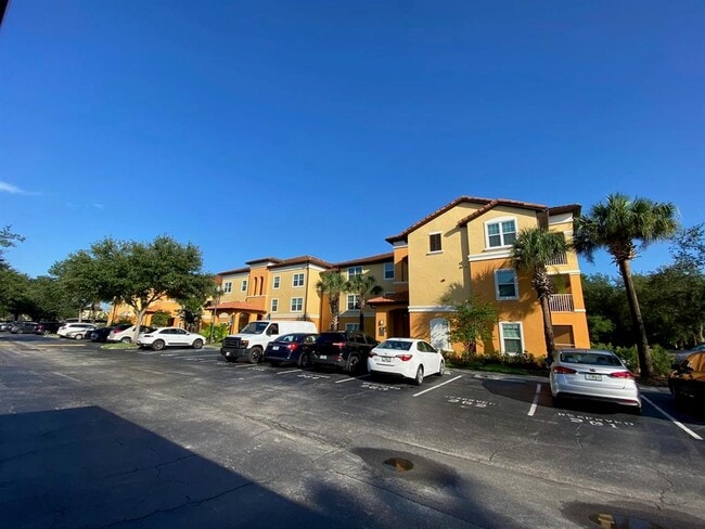 5467 Vineland Rd in Orlando, FL - Building Photo - Building Photo