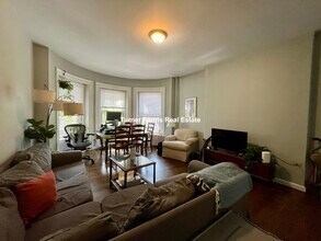 43 Carlton St, Unit 3 in Brookline, MA - Building Photo - Building Photo