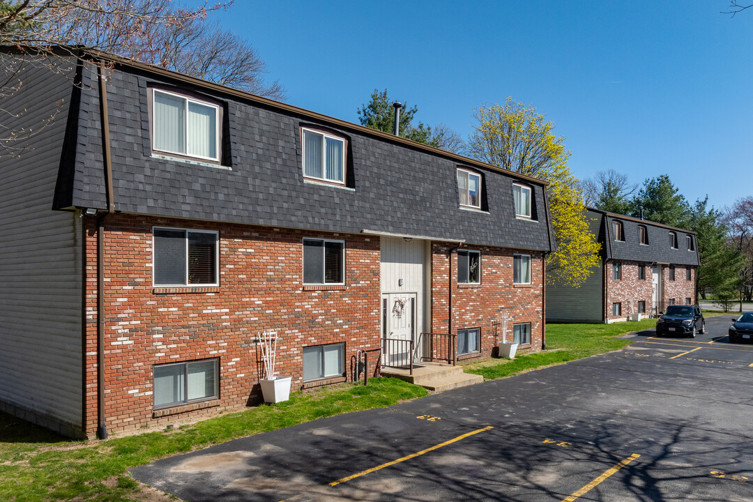 Maple Meadows Condominiums in Attleboro, MA - Building Photo