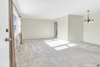 100 Silliman St in Fairfield, CT - Foto de edificio - Building Photo