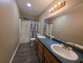 303 Pinon Way in Red Bluff, CA - Building Photo - Building Photo