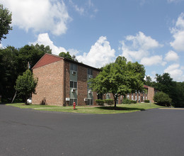 Oak Tree Gardens Apartments in Wappingers Falls, NY - Building Photo - Building Photo