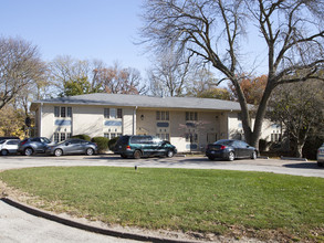 Beverly Manor Apartments in Moline, IL - Building Photo - Building Photo