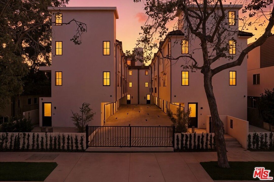 14535 Killion St, Unit 204 in Los Angeles, CA - Foto de edificio