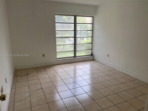 9190 Fontainebleau Blvd in Miami, FL - Building Photo - Building Photo
