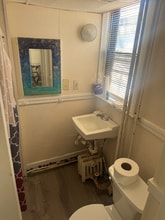 215 Main St, Unit 2E in Hyannis, MA - Foto de edificio - Building Photo