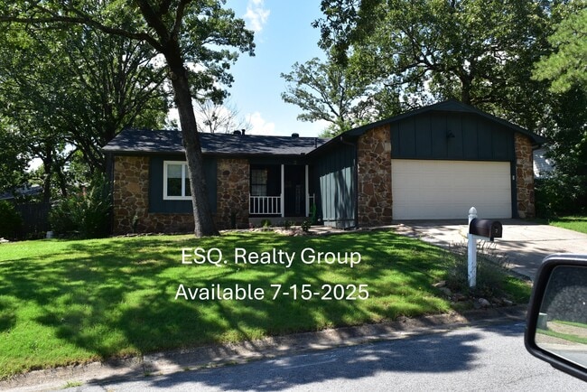 property at 2 Pinecrest Ln