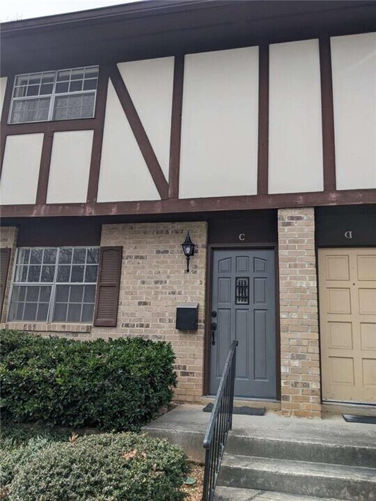 2960 N Dekalb Dr in Atlanta, GA - Building Photo