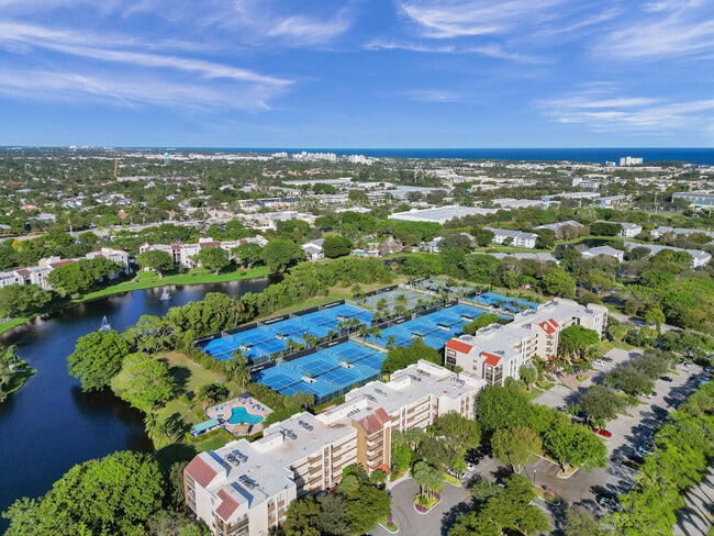 2025 Lavers Cir, Unit Lakeside condo in Delray Beach, FL - Building Photo - Building Photo