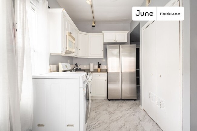 2250 W North Ave in Chicago, IL - Building Photo - Building Photo