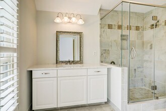 902 Memorial Village Dr in Houston, TX - Building Photo - Building Photo