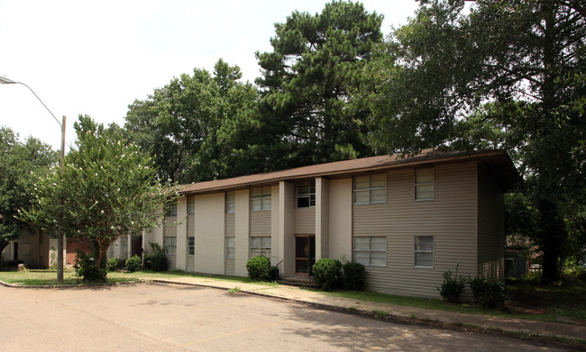 Southdown Arms Apartments in Jackson, MS - Building Photo - Building Photo