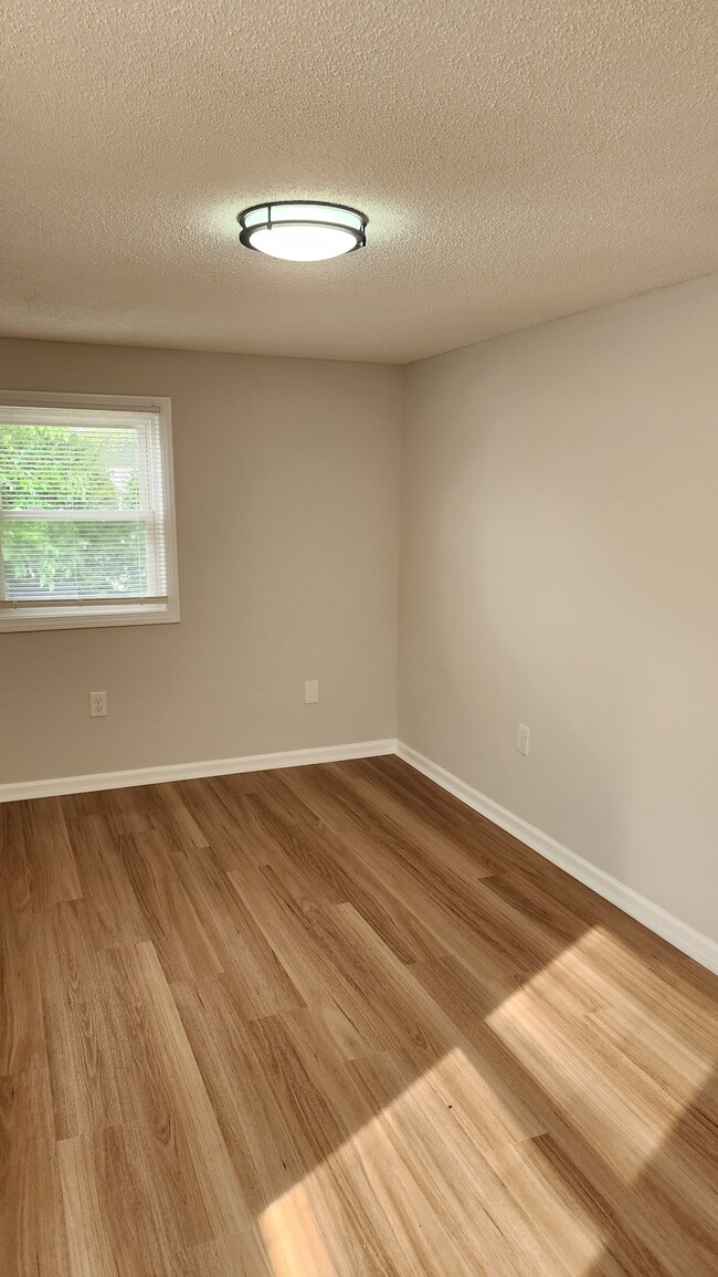 43 Victor St, Unit Room in East Haven, CT - Foto de edificio - Building Photo