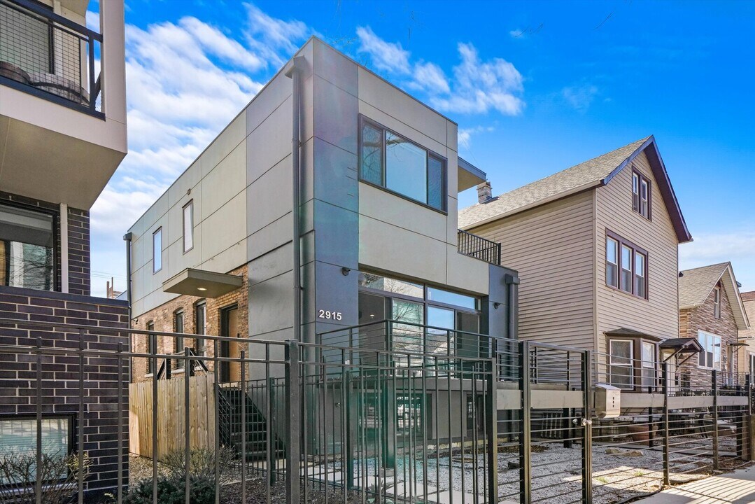 2915 W Lyndale St in Chicago, IL - Building Photo