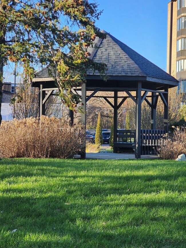 606 E Woodland Park Ave in Chicago, IL - Building Photo - Building Photo