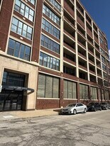 320 E 21st St in Chicago, IL - Building Photo