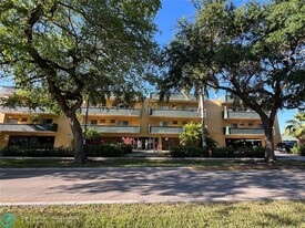 1975 NE 135th St in North Miami, FL - Building Photo