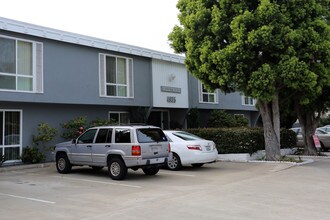 4935 Niagara Ave in San Diego, CA - Foto de edificio - Building Photo