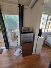 5725 Burnet Ave, Unit Studio Efficiency Guest House in Van Nuys, CA - Foto de edificio - Building Photo