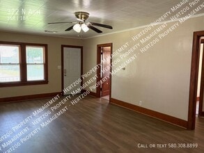 322 N Ash St in Ponca City, OK - Building Photo - Building Photo