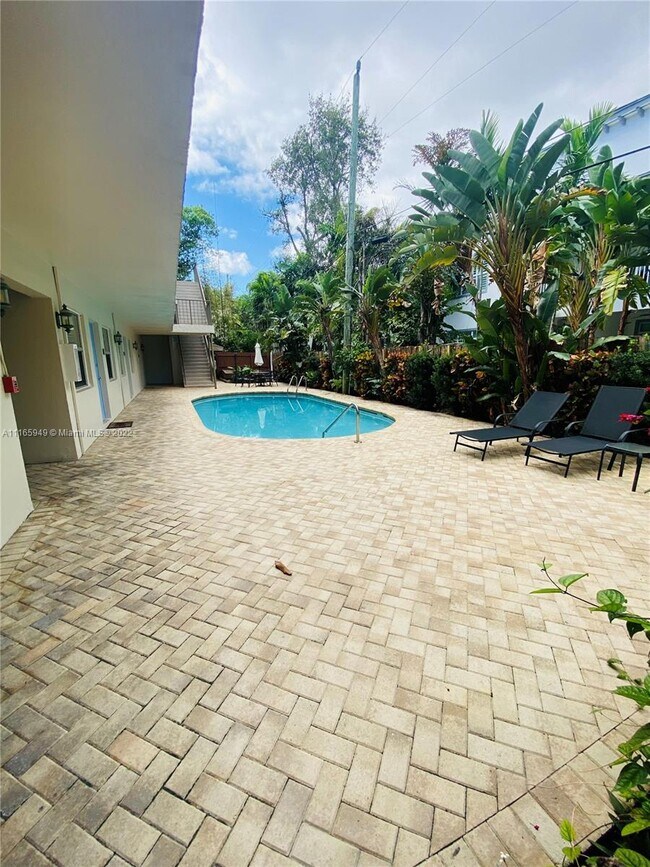 215 NE 16th Ave-Unit -106 in Fort Lauderdale, FL - Building Photo - Building Photo