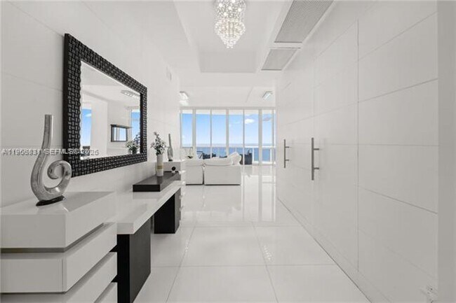 16001 Collins Ave in Sunny Isles Beach, FL - Foto de edificio - Building Photo