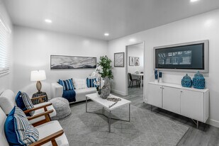 870-899 S Philadelphia St. in Anaheim, CA - Building Photo