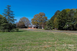 2402 S Point Rd in Belmont, NC - Building Photo - Building Photo