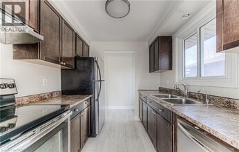 511 Strasburg Rd in Kitchener, ON - Building Photo - Building Photo